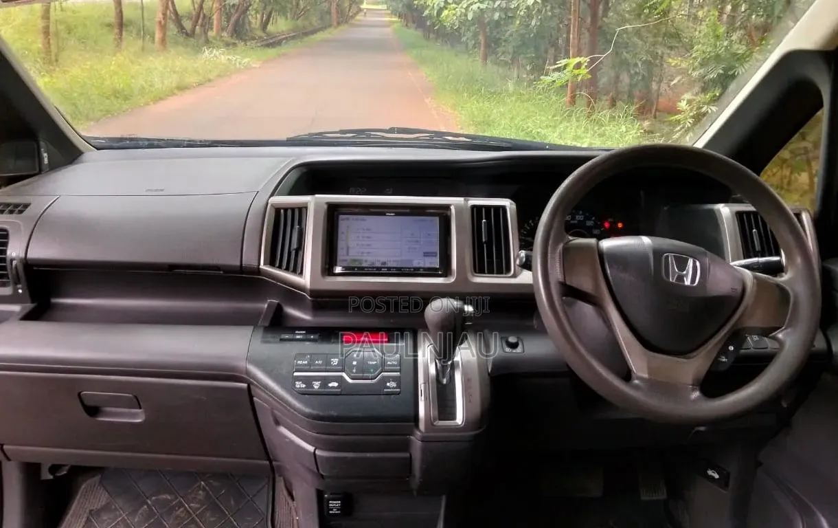 Honda Stepwgn 2014