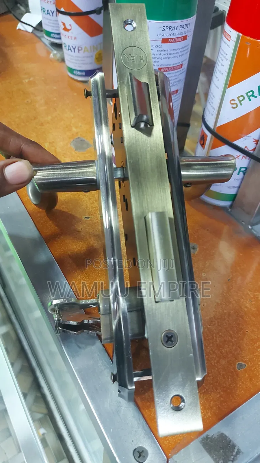 Yale Classico Cylinder Lockset With an Apolo Lever Handle on Plate
