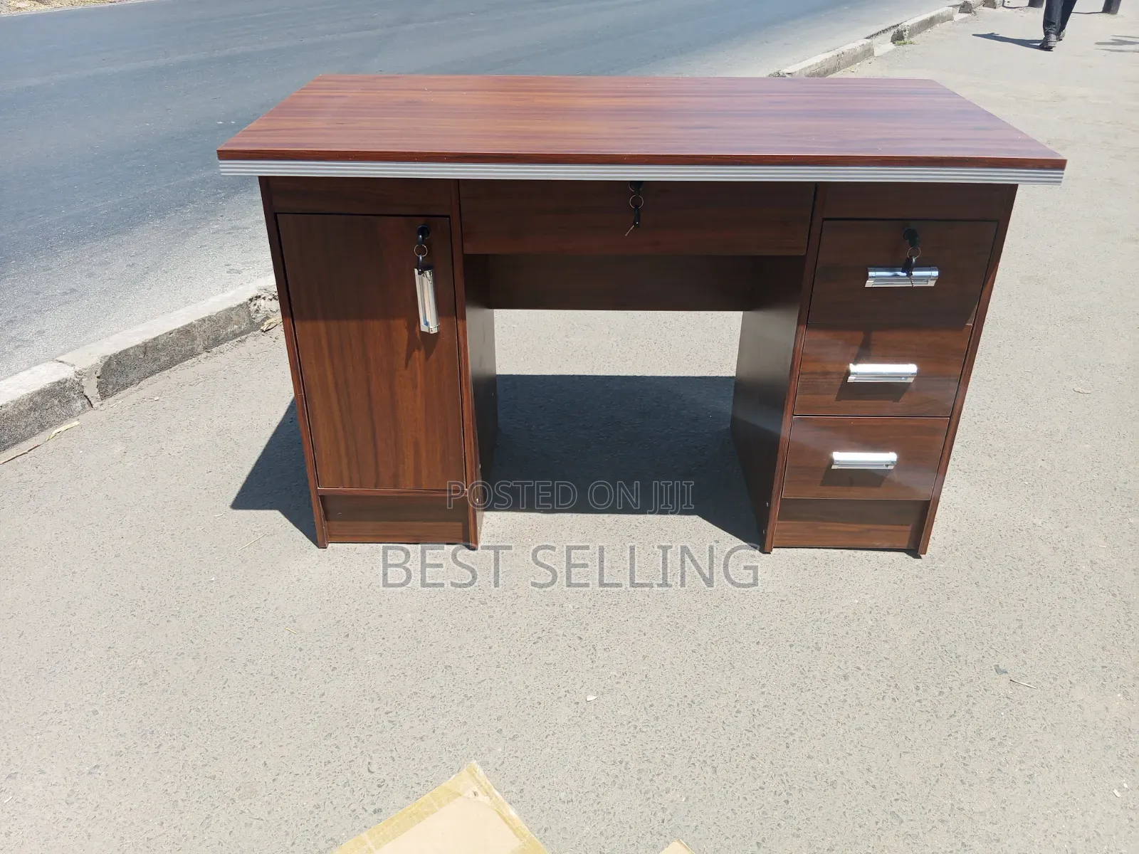 Simple Modern Executive Office Desk 1.2 MTRS
