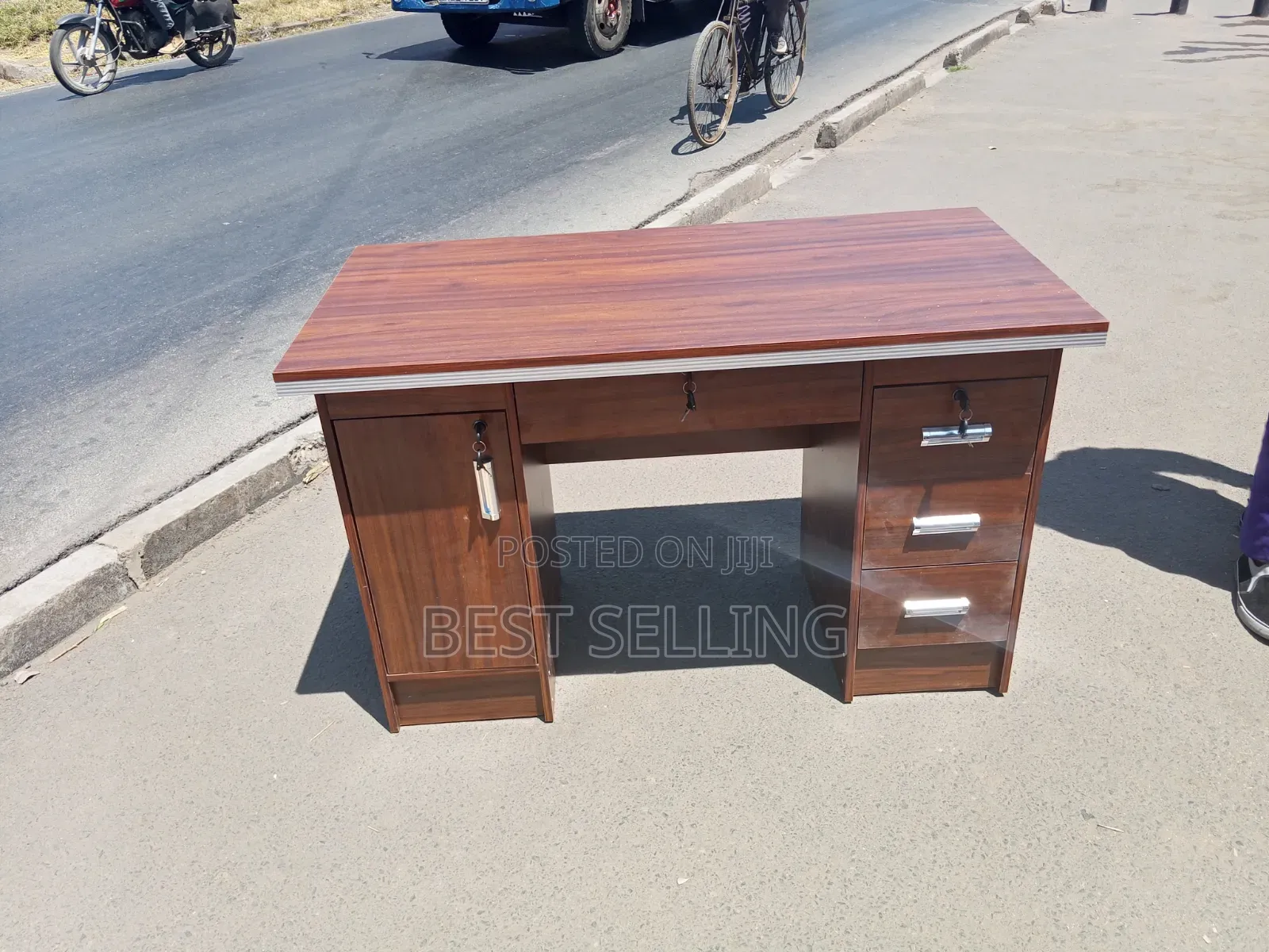 Simple Modern Executive Office Desk 1.2 MTRS