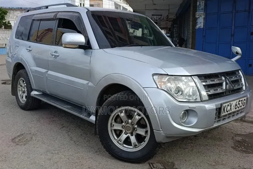 Mitsubishi Pajero 2013 Silver