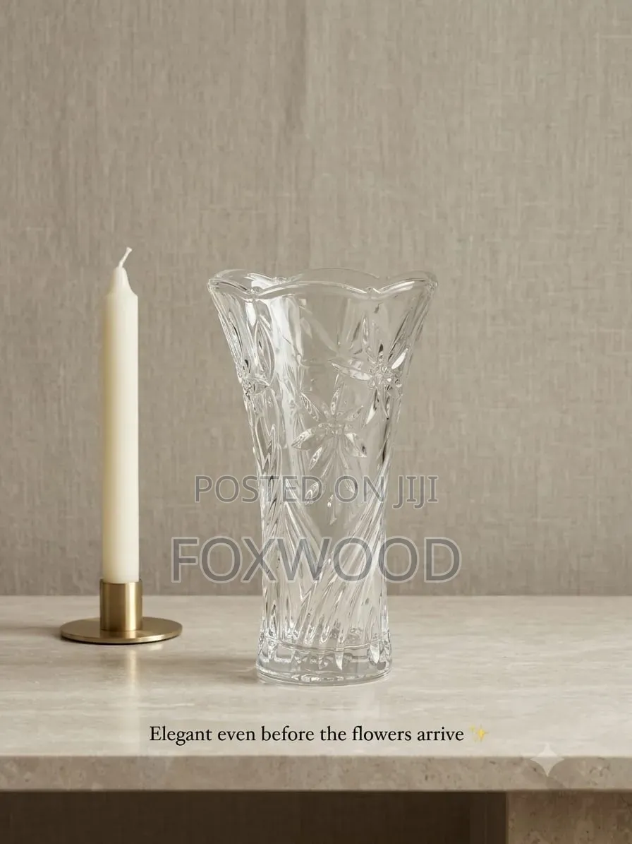 *Elegant Glass Flower Vase* 