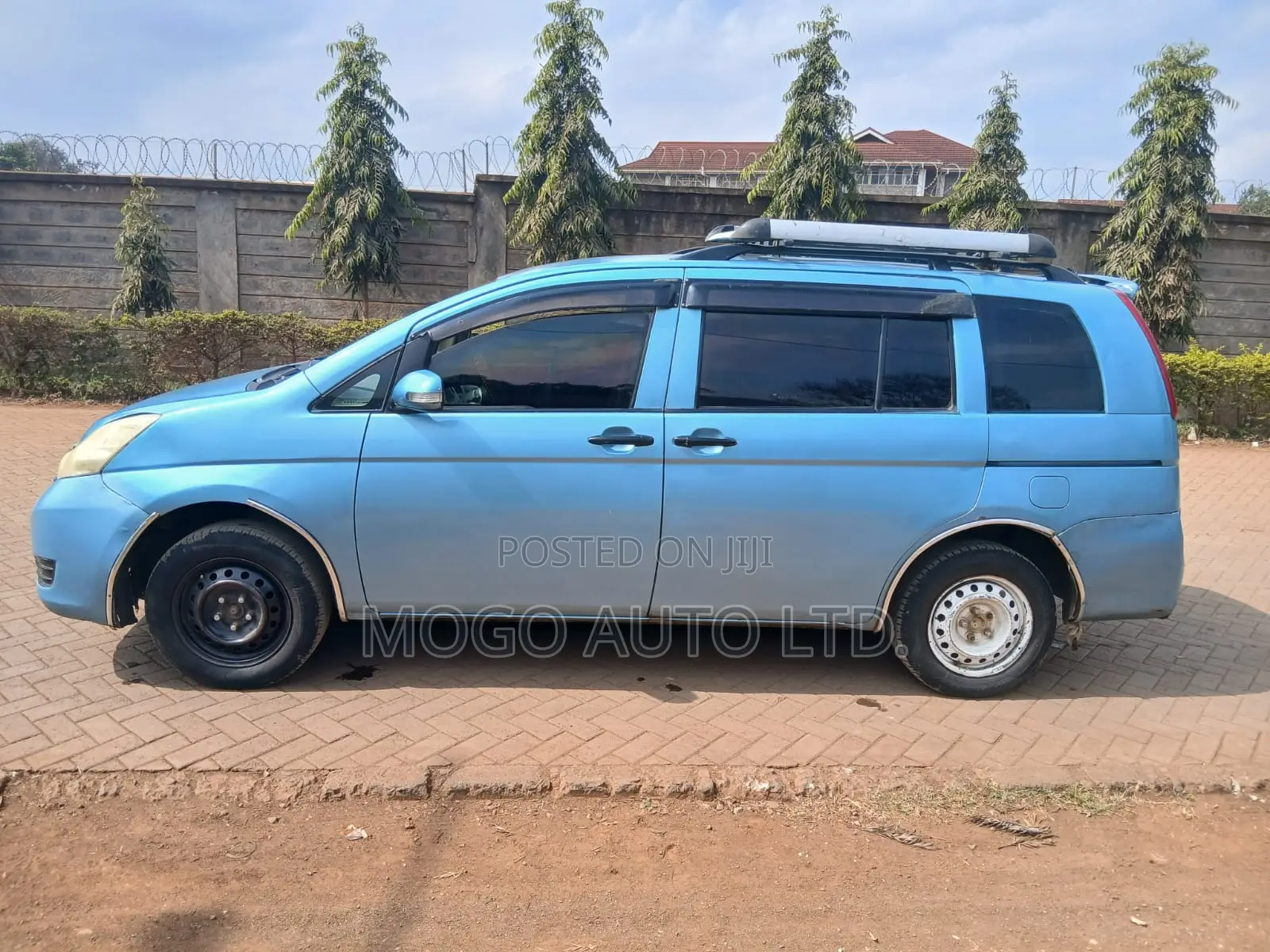 Toyota ISIS 2009 Blue