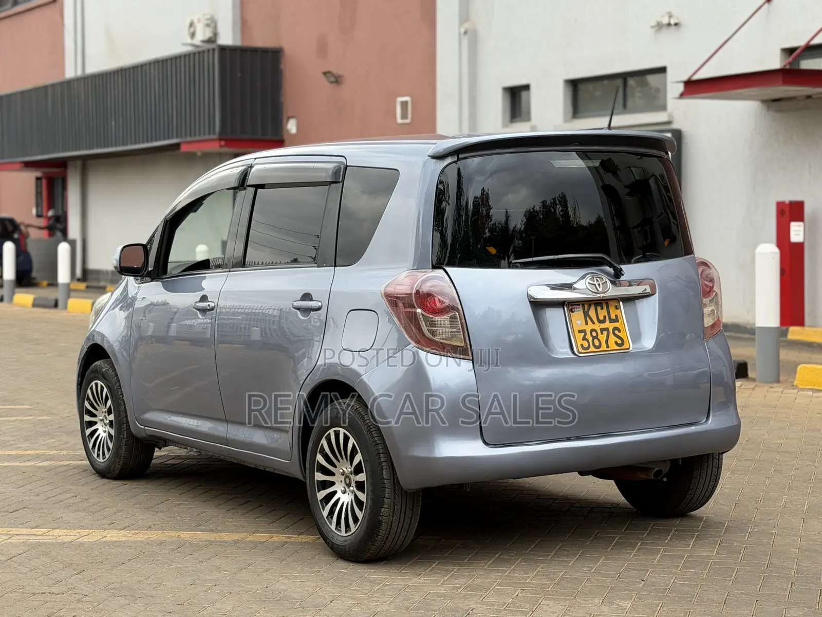 Toyota Ractis 2010 Blue