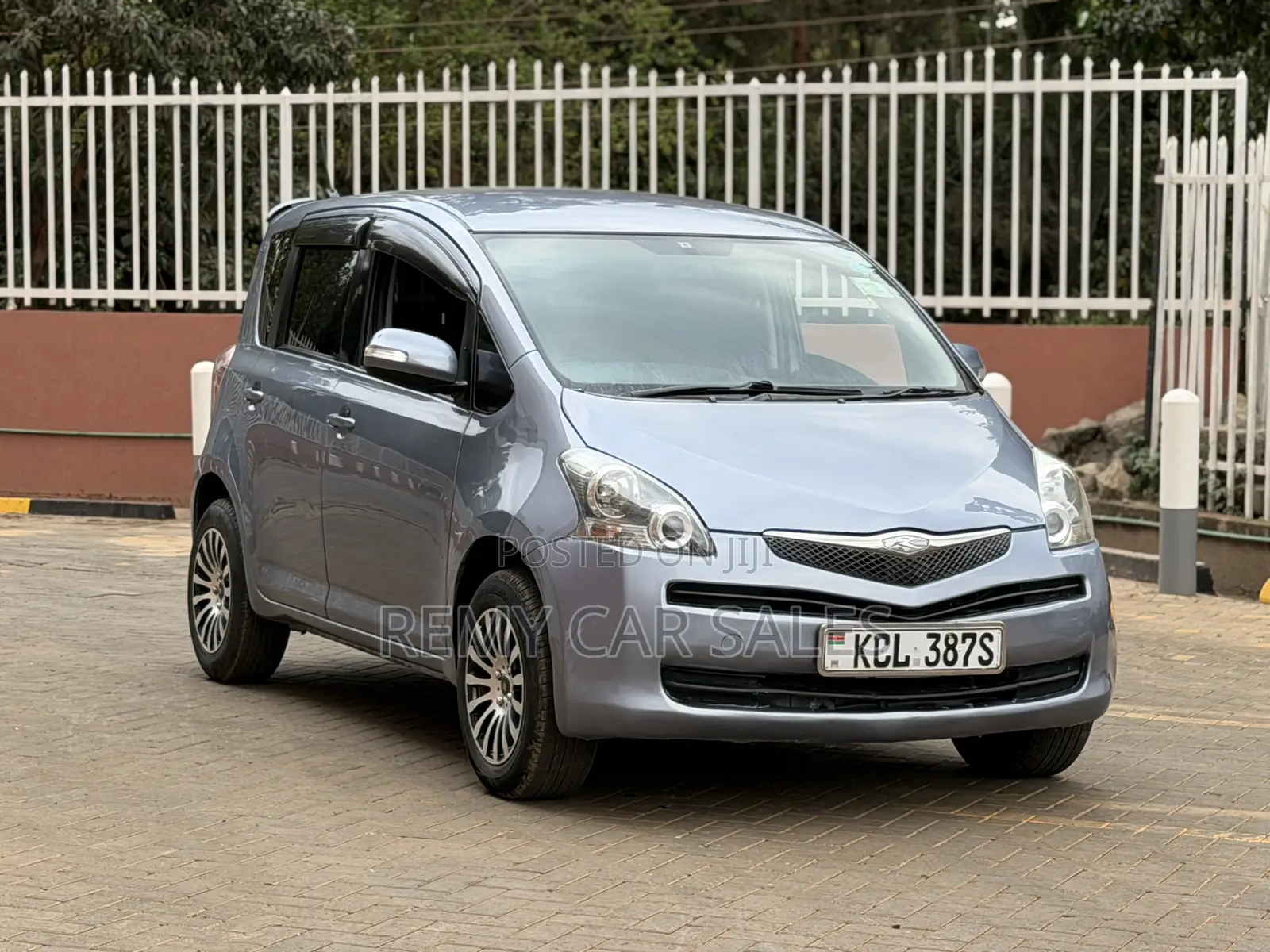 Toyota Ractis 2010 Blue