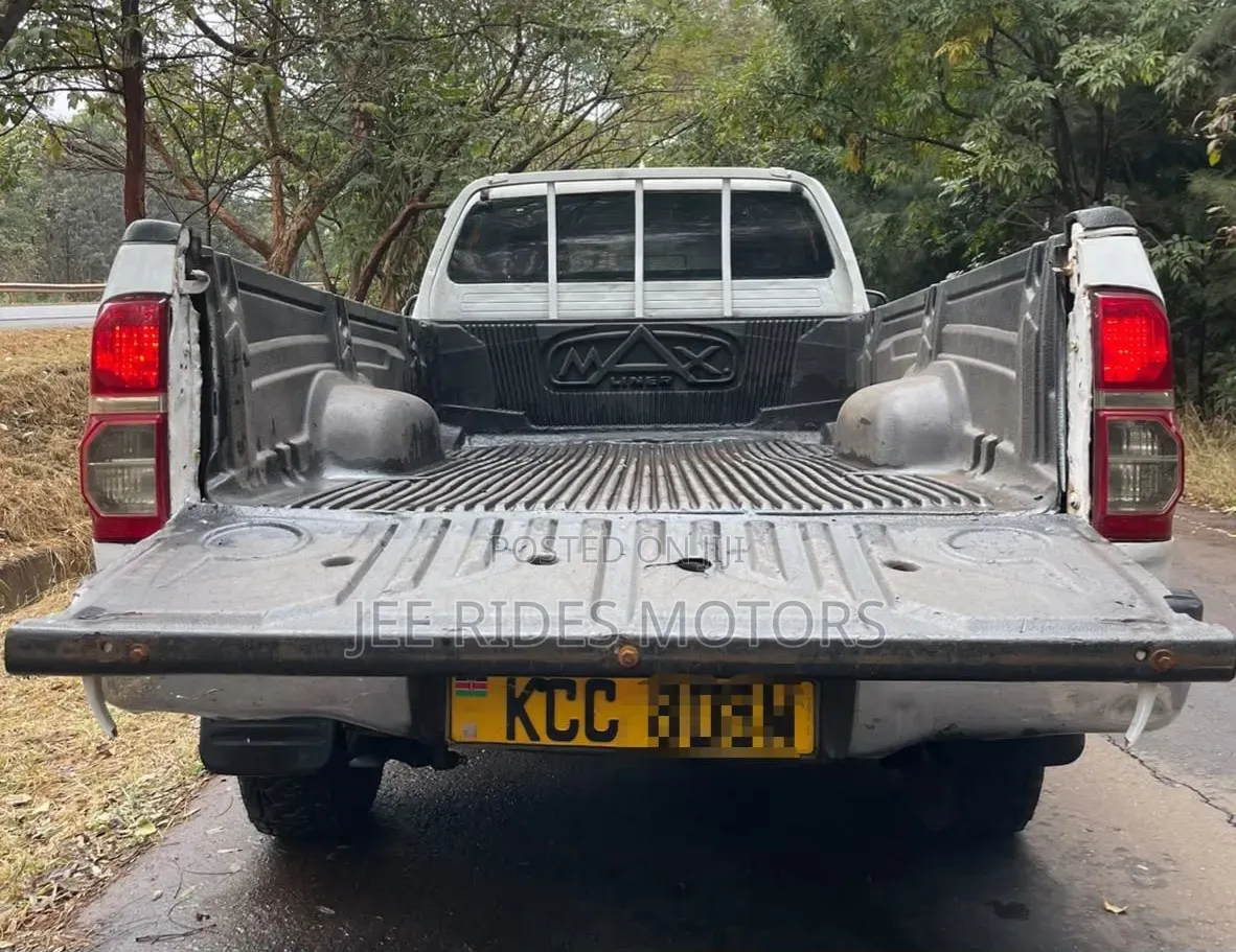 Toyota Hilux 2011 Off white