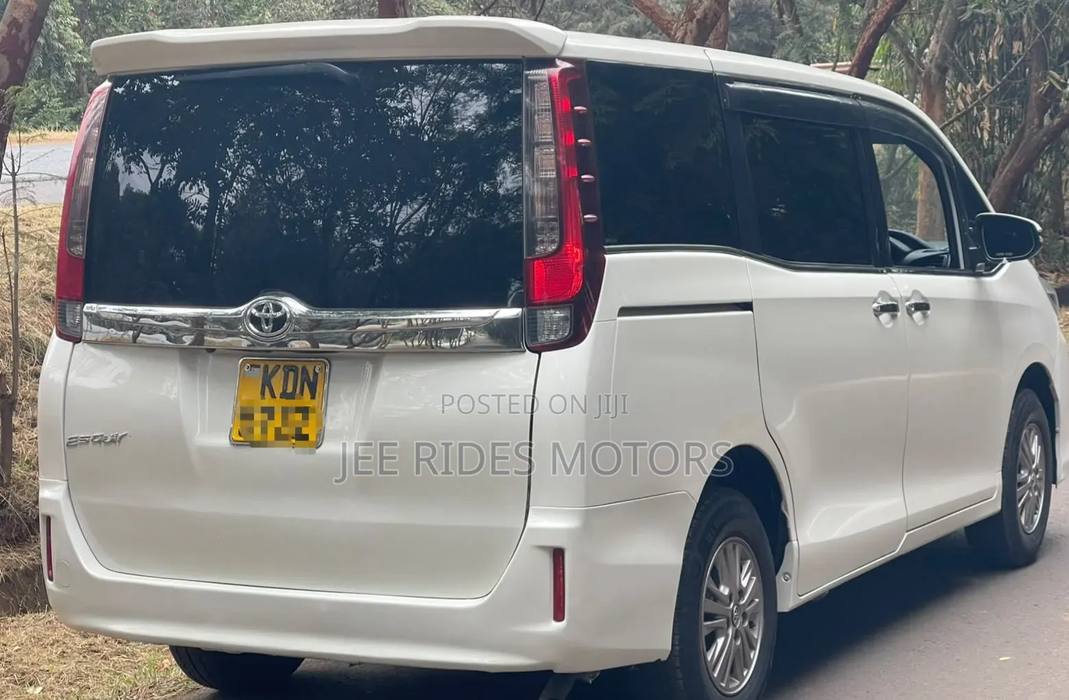 Toyota Esquire 2016 Off white