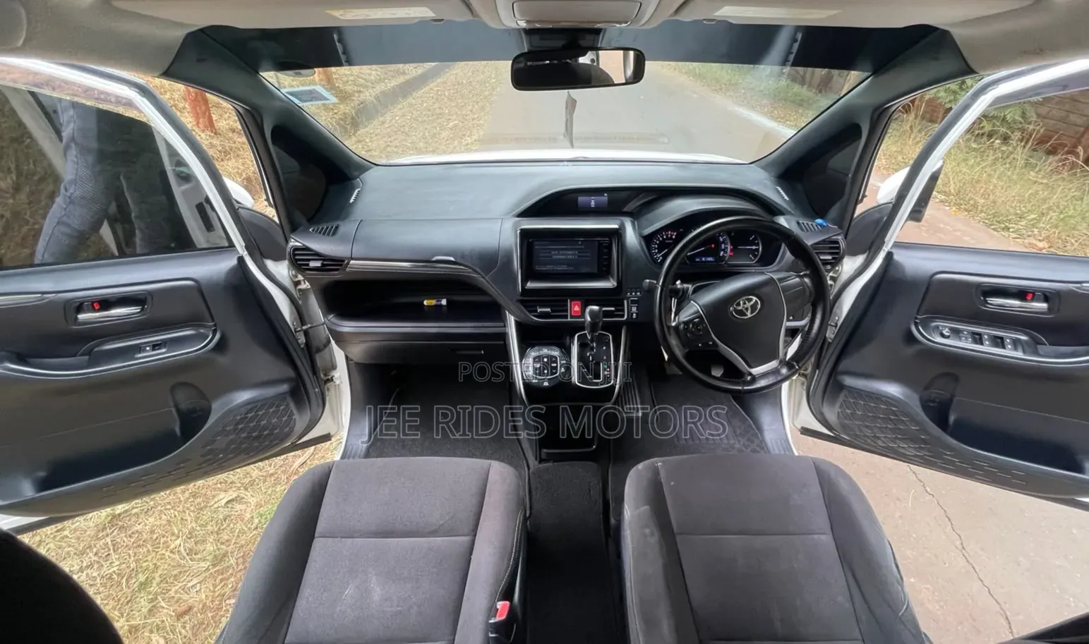 Toyota Esquire 2016 Off white
