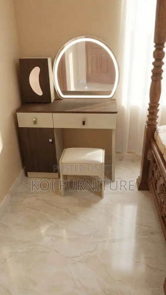 Dressers; Classic Elegant Vanity Set With Lighting