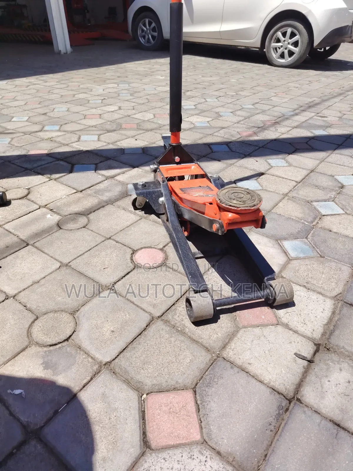 Stable Wheels for Easy Movement 4tns Trolley Jack Machine Sunshine
