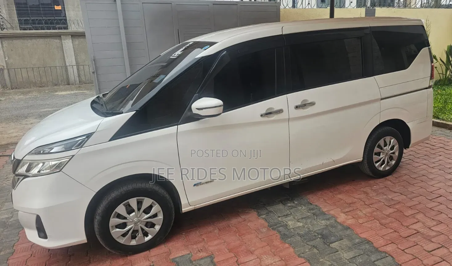 Nissan Serena 2018 White