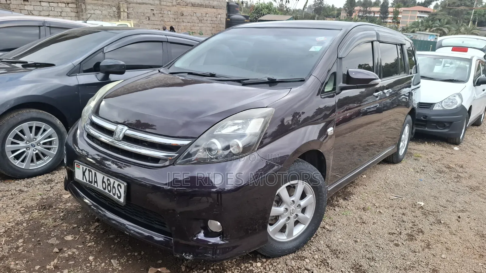 Toyota ISIS 2013 Purple
