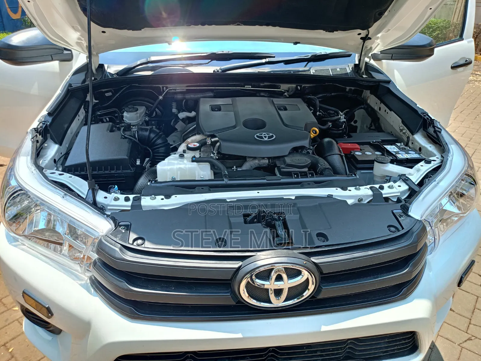 Toyota Hilux 2025 White