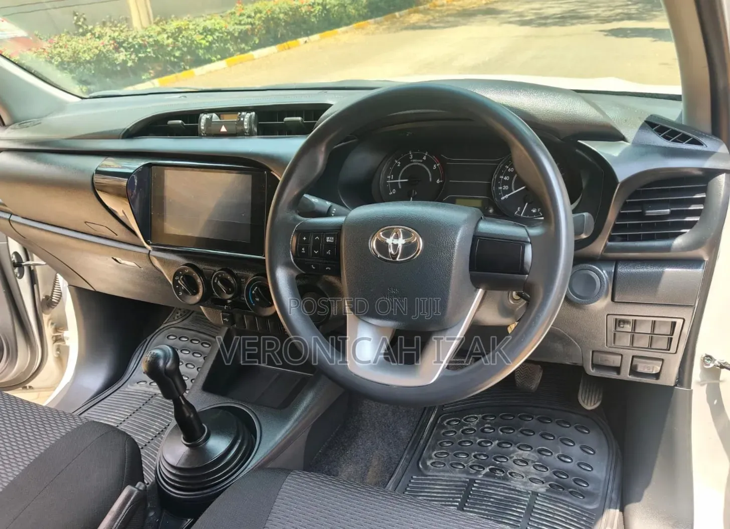 Toyota Hilux 2025 White