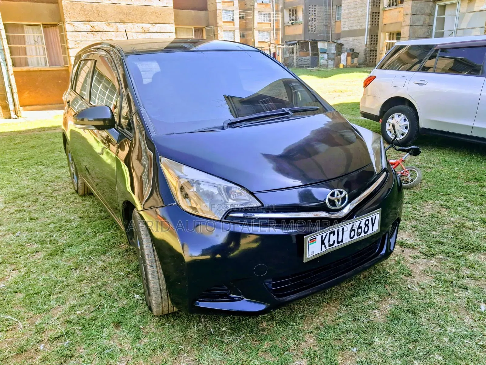 Toyota Ractis 1.3 FWD 2012 Black