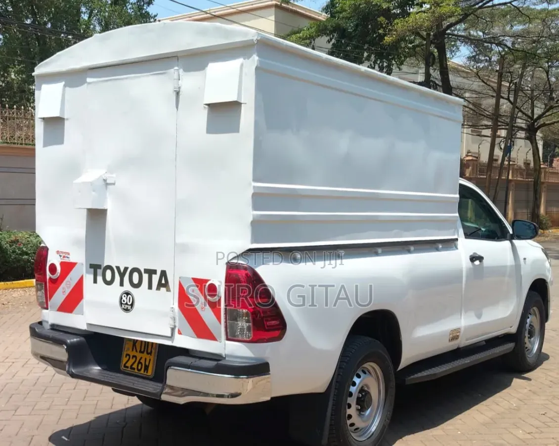 Toyota Hilux 2025 White