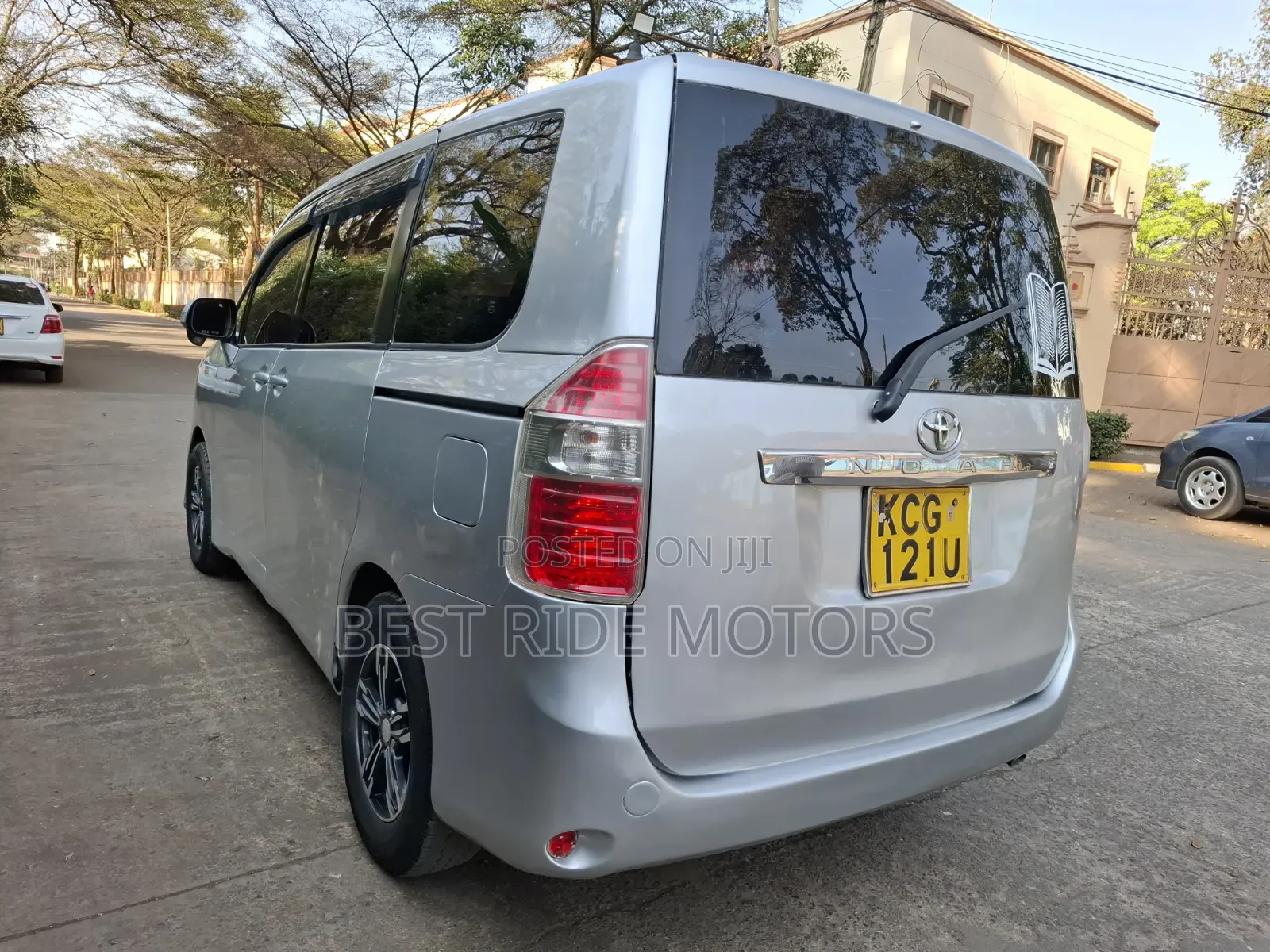 Toyota Voxy 2009 Silver