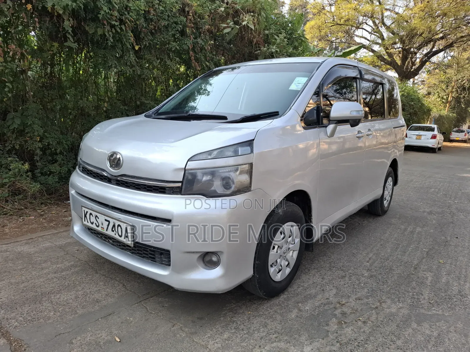 Toyota Voxy 2011 Silver