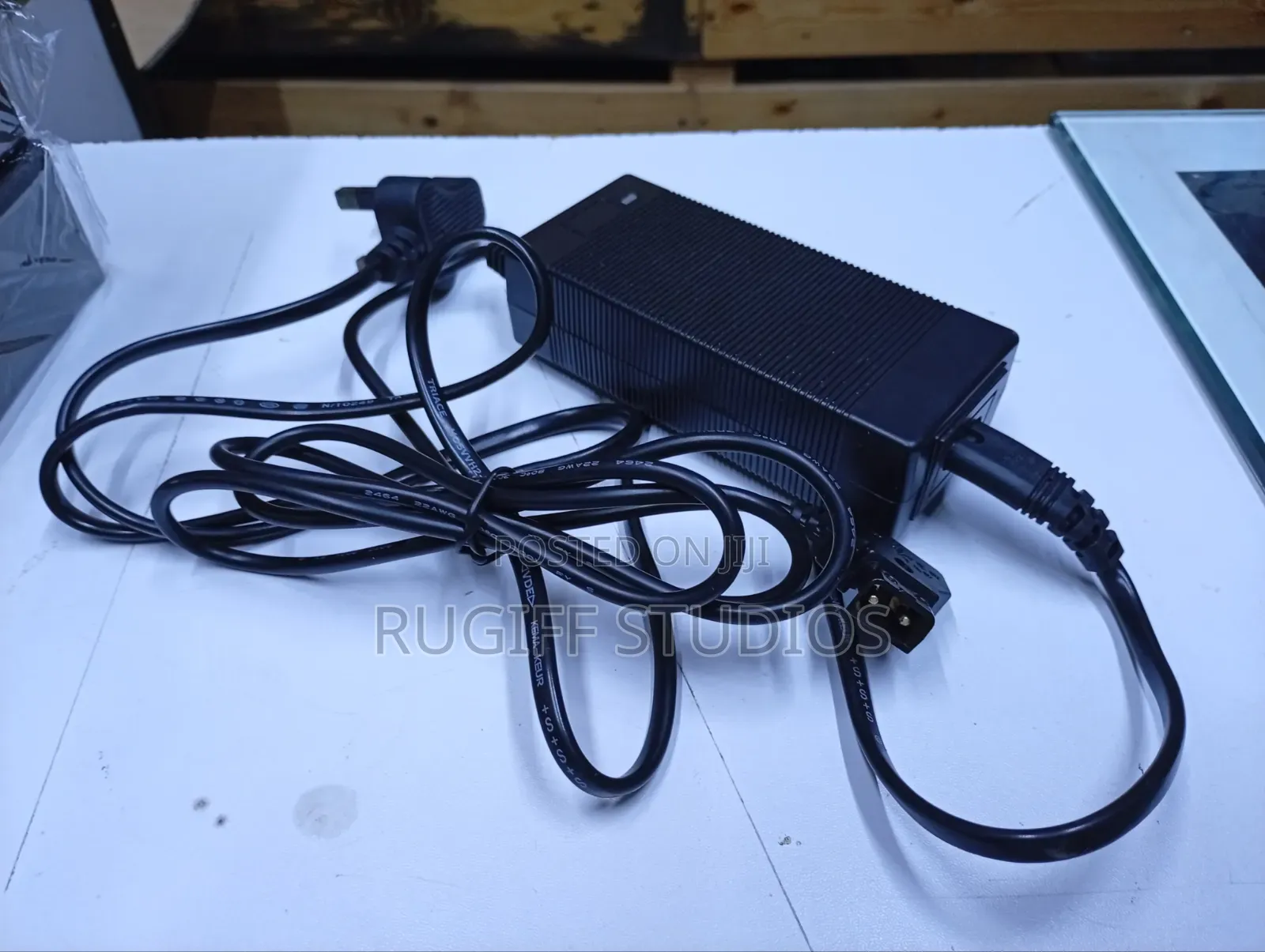 V Mount D Tap Charger