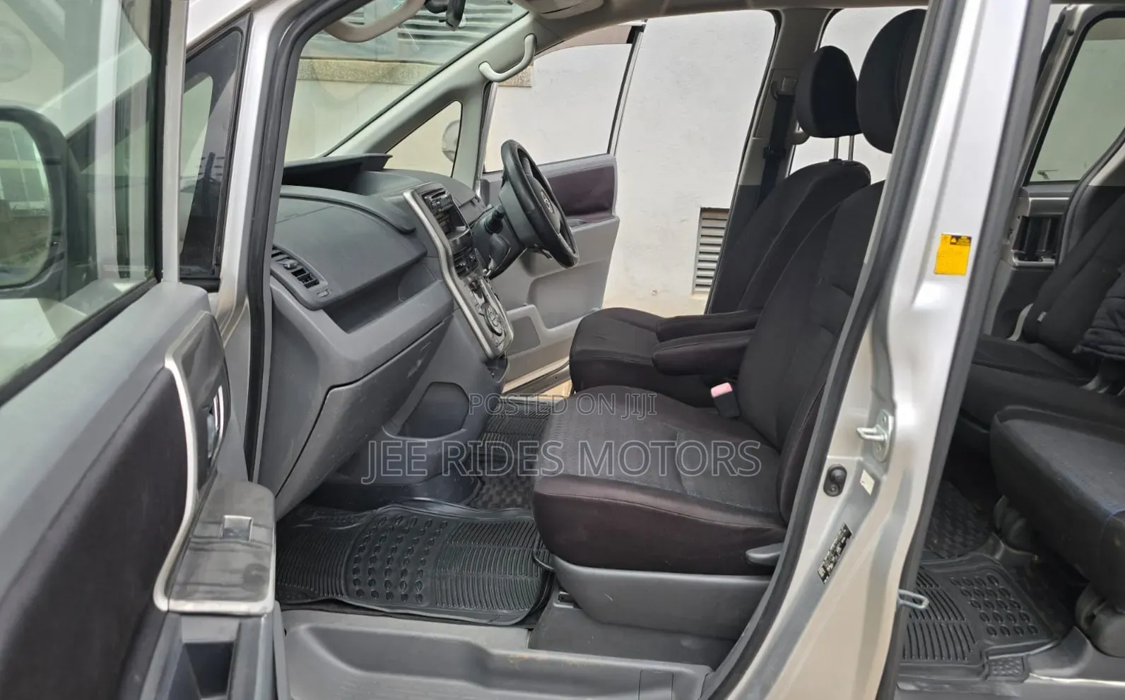 Toyota Voxy 2009 Silver