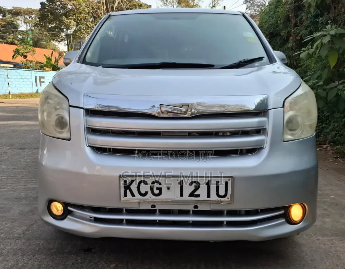 Toyota Noah 2009 Silver
