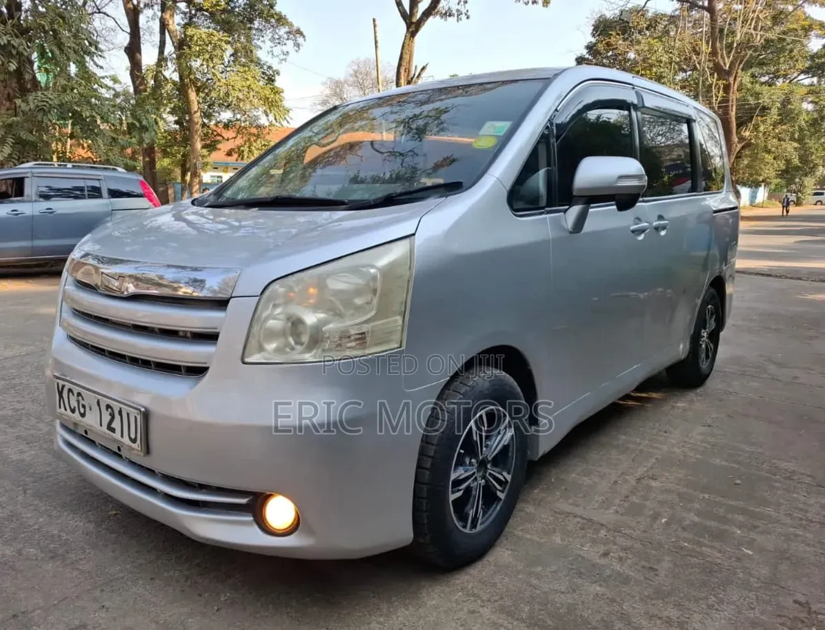 Toyota Noah 2009 Silver