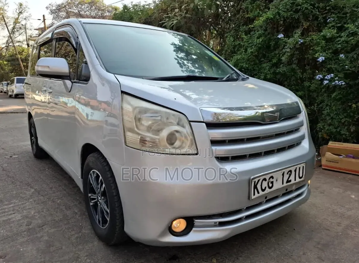 Toyota Noah 2009 Silver