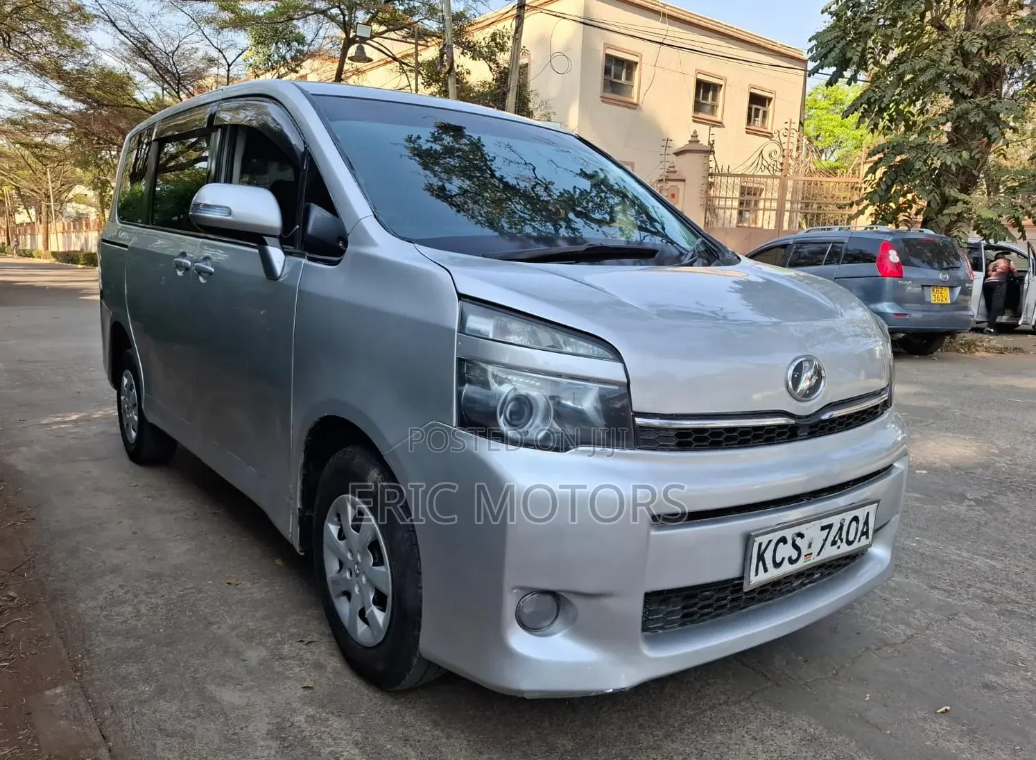 Toyota Voxy 2011 Silver