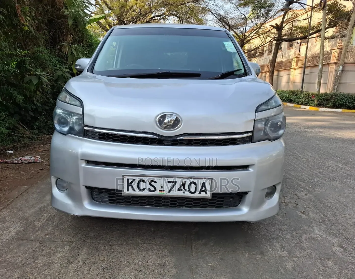 Toyota Voxy 2011 Silver
