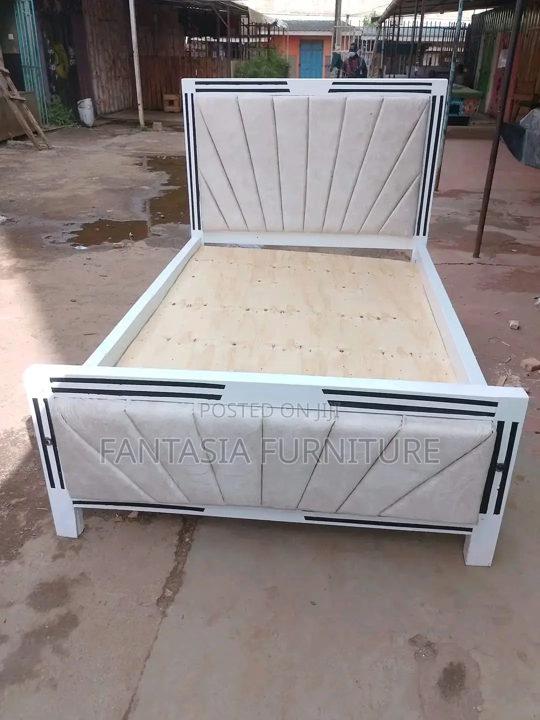 5x6 Cream Sunburst Mocket Bed in White Frame