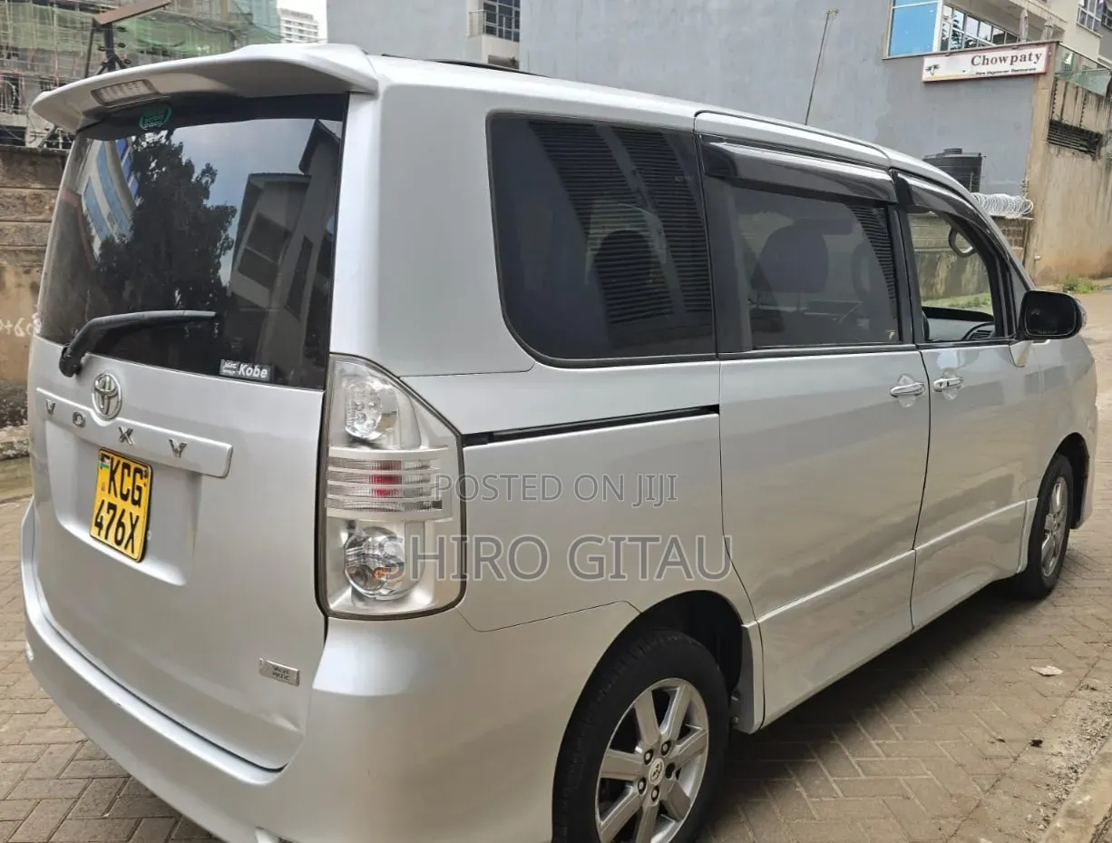 Toyota Voxy 2010 Silver