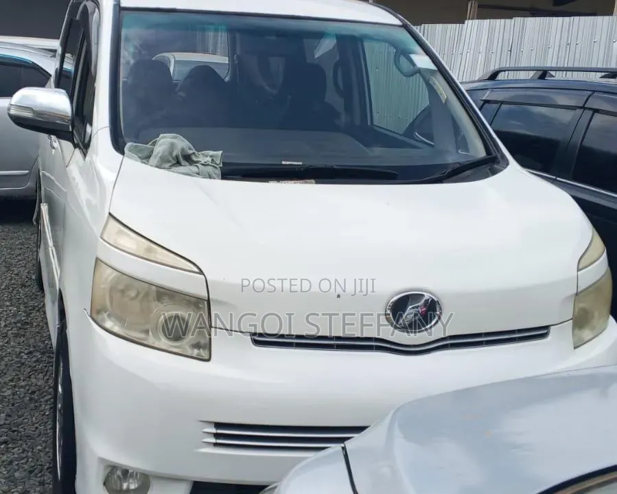 Toyota Voxy V 2WD 7-Seater 2010 White