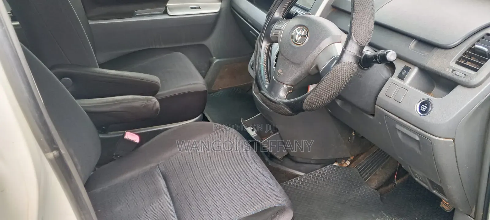 Toyota Voxy V 2WD 7-Seater 2010 White