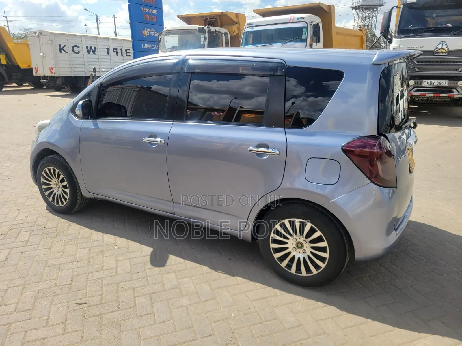 Toyota Ractis 2010 Blue
