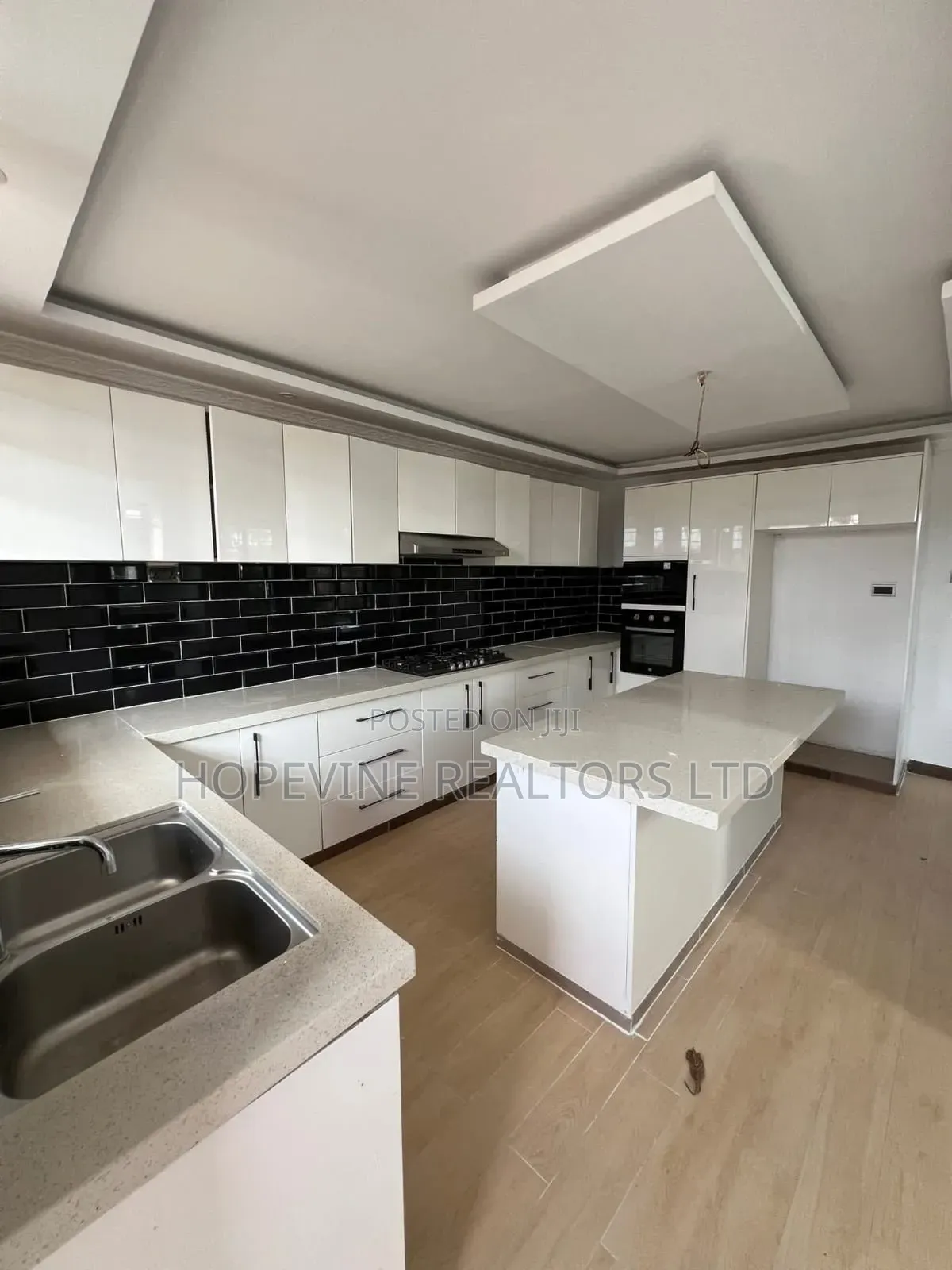 5bdrm Mansion in Kamakis for sale