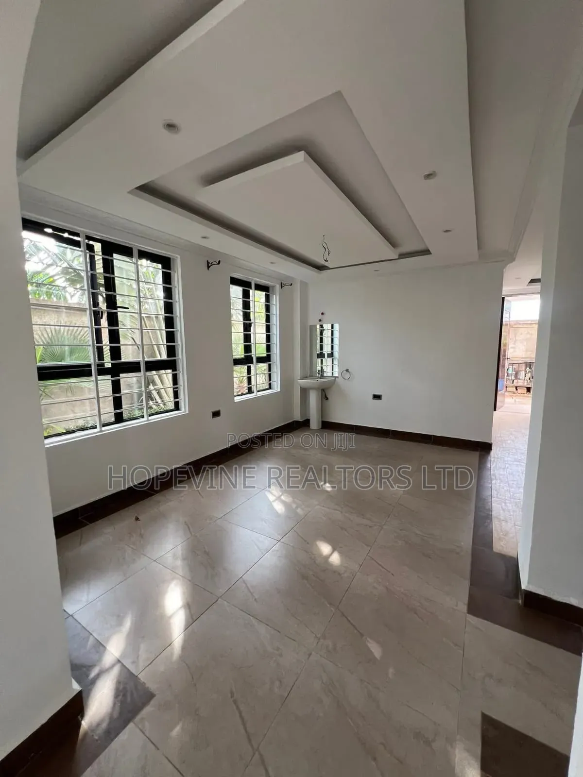 5bdrm Mansion in Kamakis for sale