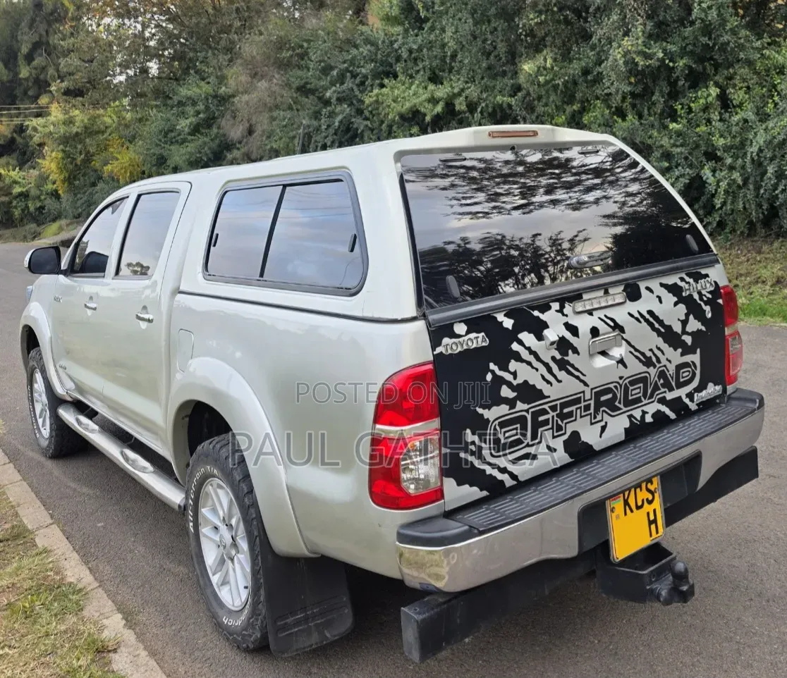 Toyota Hilux 2012 Gray