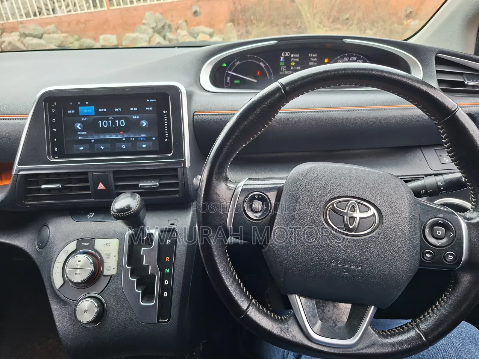 Toyota Sienta 2015 Red