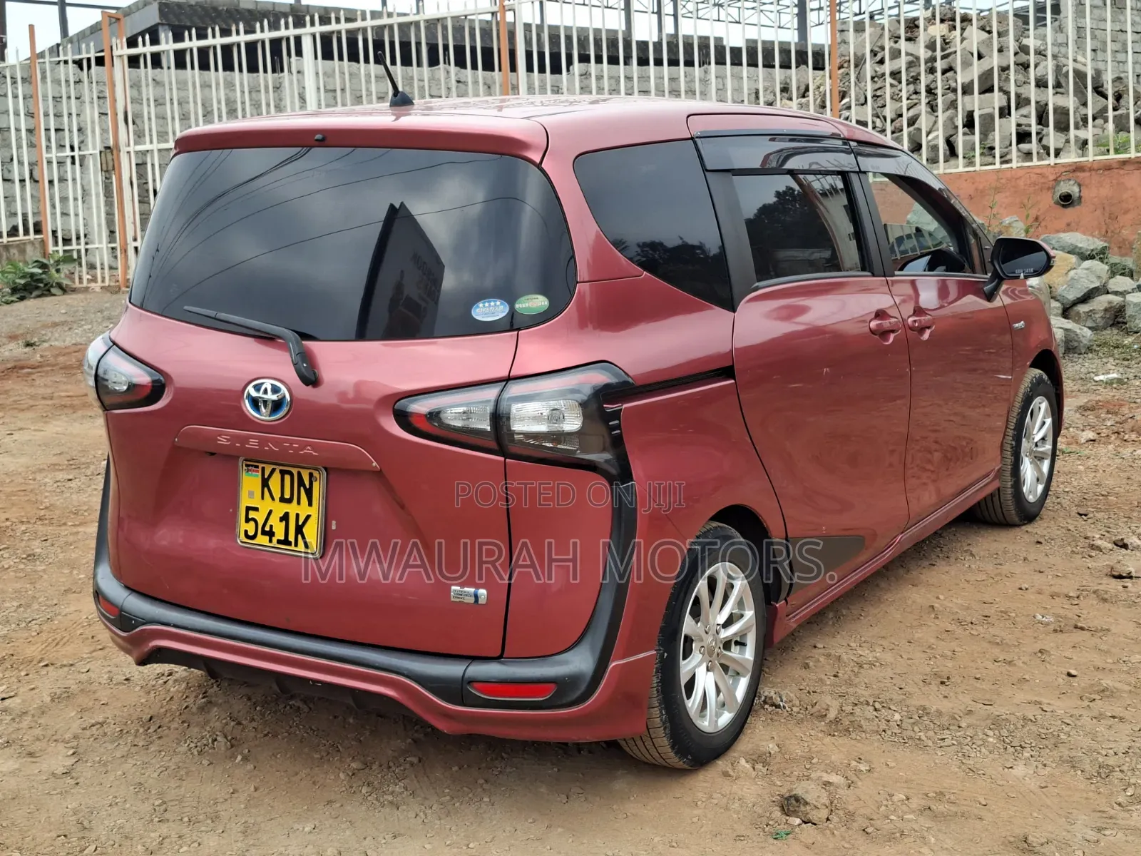 Toyota Sienta 2015 Red