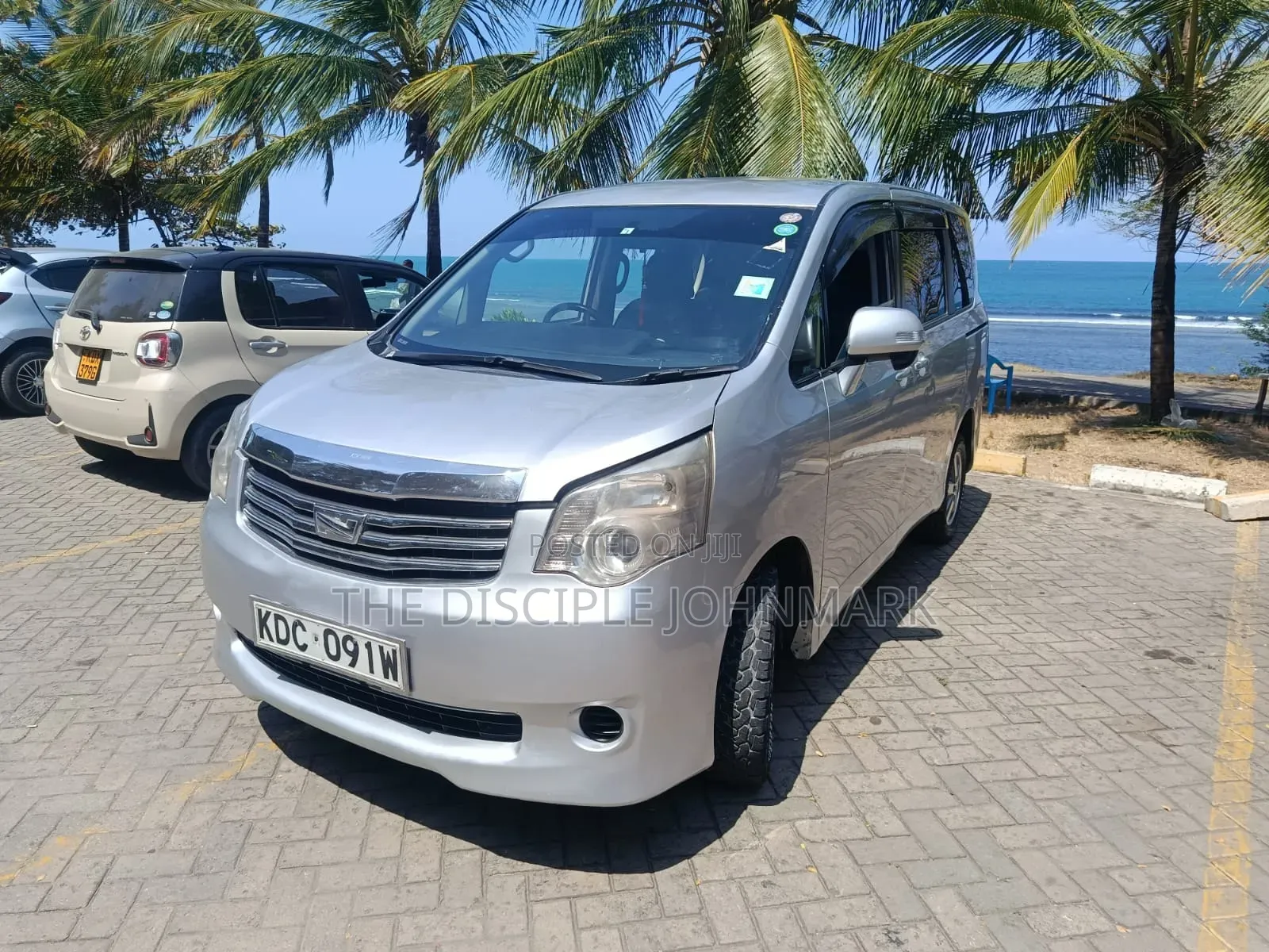 Toyota Noah 2014 Silver