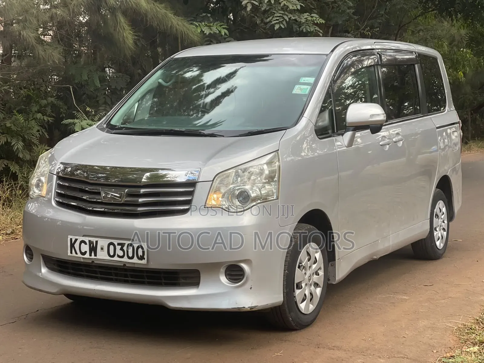 Toyota Noah 2012 Silver