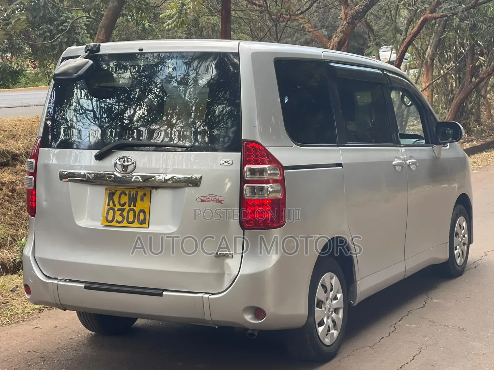 Toyota Noah 2012 Silver