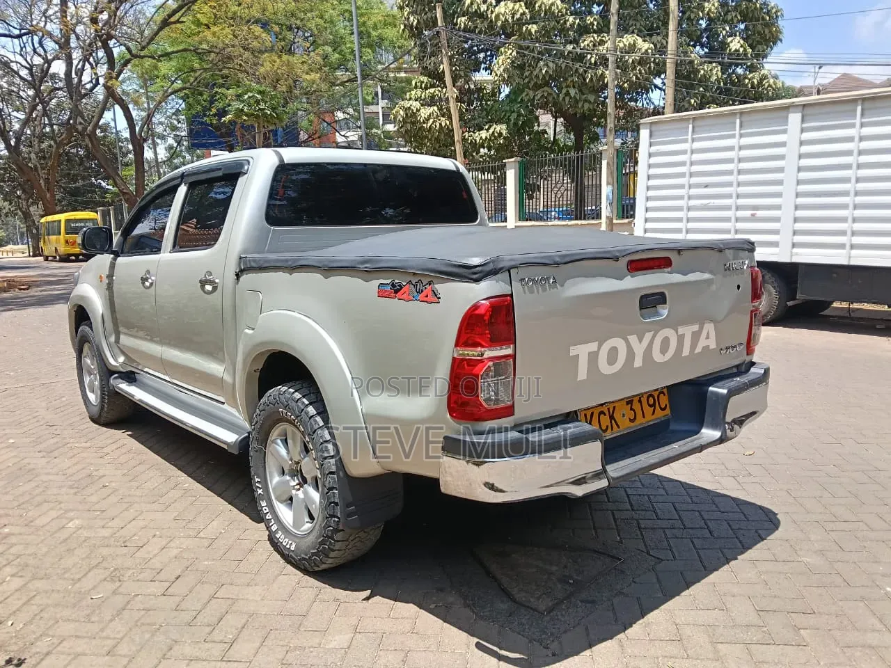 Toyota Hilux 2010 Gold