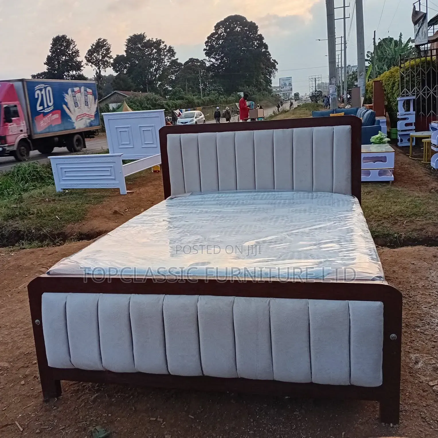 5x6 White  Bed With Black Frame+mattress