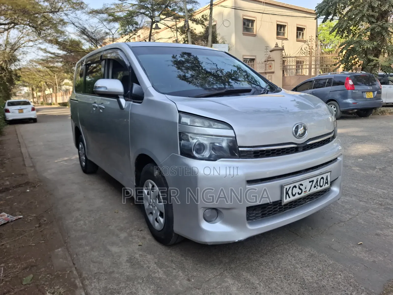 Toyota Voxy 2011 Silver