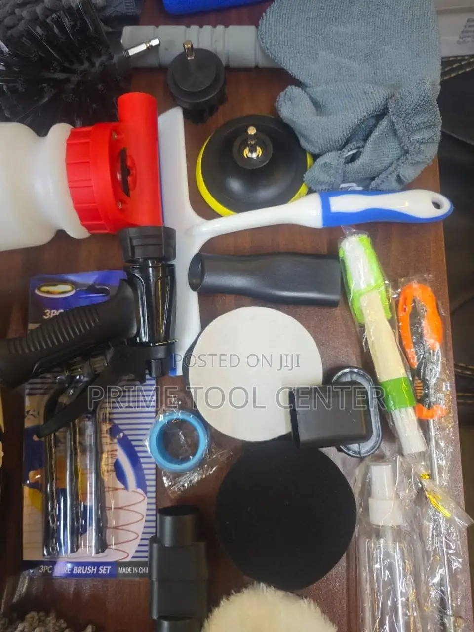 Detailing brush with vacuum cleaner