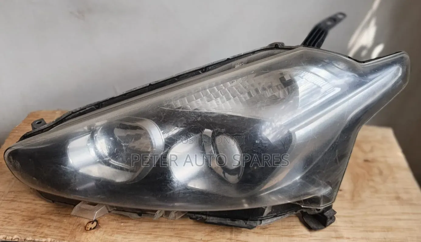 Sienta NSP 172 Headlight