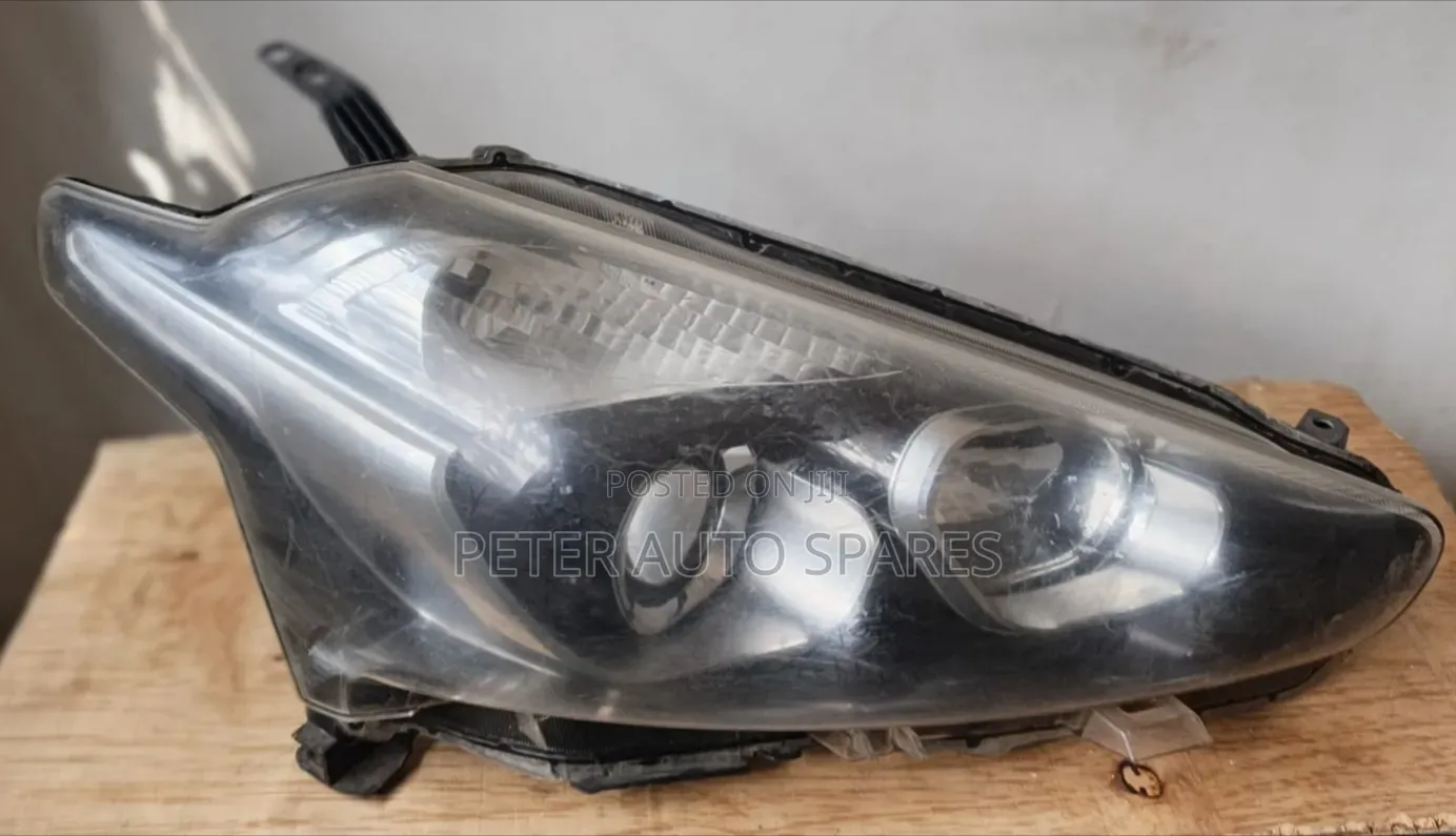 Sienta NSP 172 Headlight