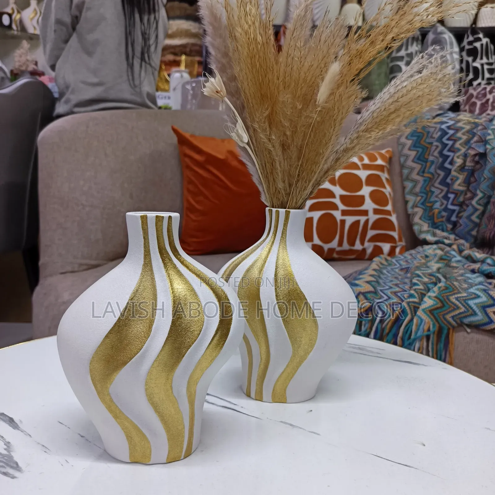 Modern Abstract Wavy White Gold Ceramic Vase – Elegant Home Decor