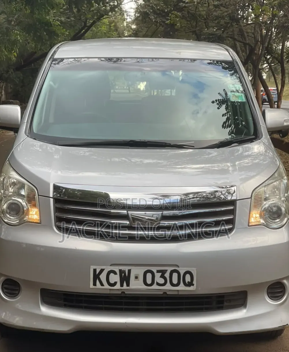 Toyota Noah 2012 Silver